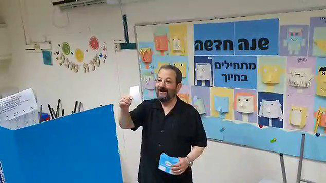 אהוד ברק מצביע בקלפי בתל אביב (צילום: איתי שיקמן)
