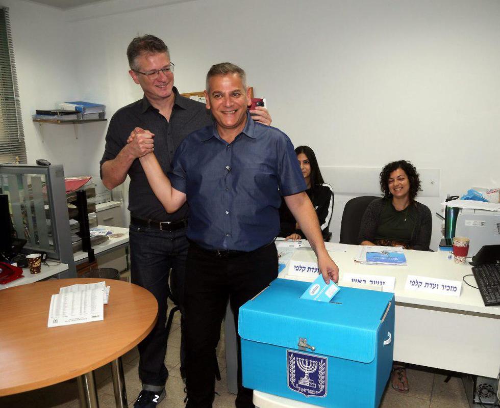 Ницан Горовиц голосует. Фото: Ярив Кац