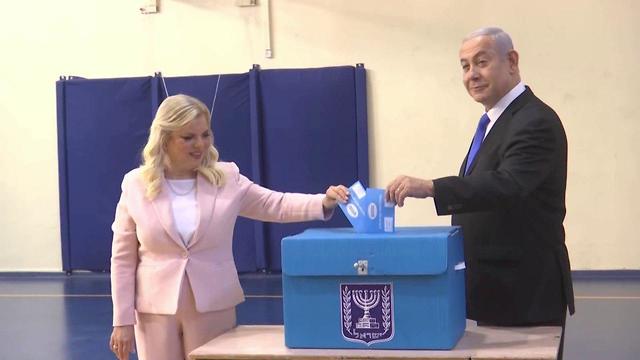 Биньямин и Сара Нетаниягу голосуют в Иерусалиме. Фото: Рони Кнафо