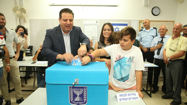 איימן עודה מצביע בחיפה (צילום: אלעד גרשגורן)