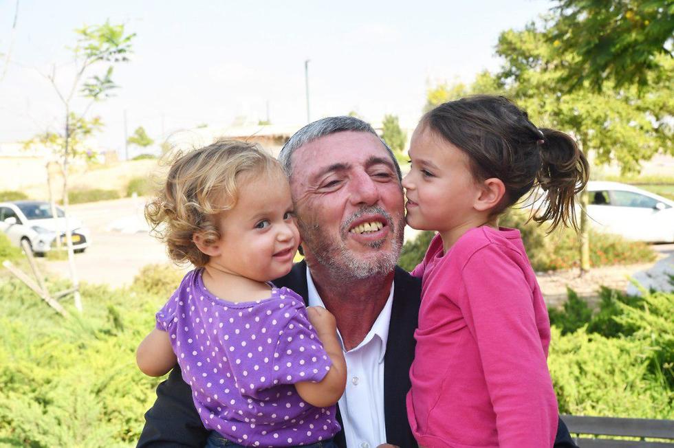 Рафи Перец с дочками. Фото: Хаим Горенштейн