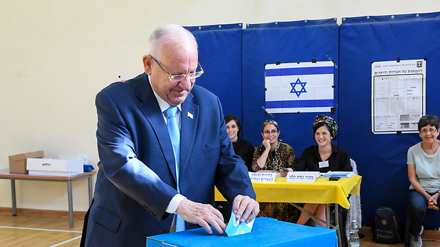 President Reuven Rivlin votes in Jerusalem in Tuesday's elections (Photo: Rafi Kotz)