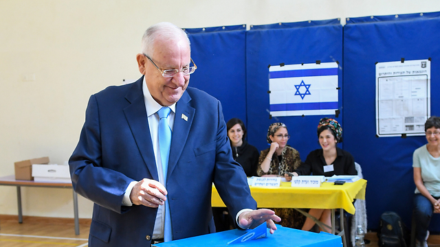 ראובן ריבלין  מצביע בקלפי בירושלים (צילום: רפי קוץ)