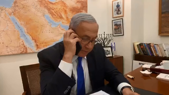 Netanyahu campaigning on social media