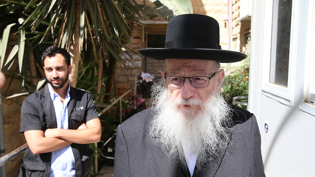 יעקב ליצמן מחוץ לביתו בירושלים  בבוקר שאחרי הבחירות (צילום: עמית שאבי)