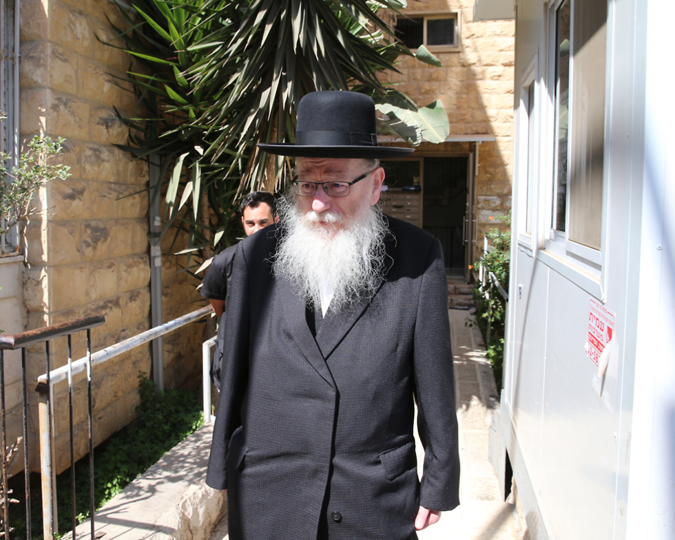 יעקב ליצמן מחוץ לביתו בירושלים  בבוקר שאחרי הבחירות (צילום: עמית שאבי)