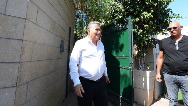 עמיר פרץ מחוץ לביתו בשדרות ביום שאחרי הבחירות (צילום: אבי רוקח)