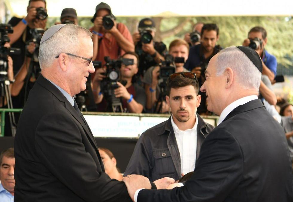 Benjamin Netanyahu and Benny Gantz meet Thursday at a memorial service for Shimon Peres (Photo: Government Press Office)