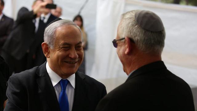 Benny Gantz,and  Benjamin Netanyahu talk at a memorial service for Shimon Peres in Jerusalem last week (צילום: אסתי דזיובוב, TPS)