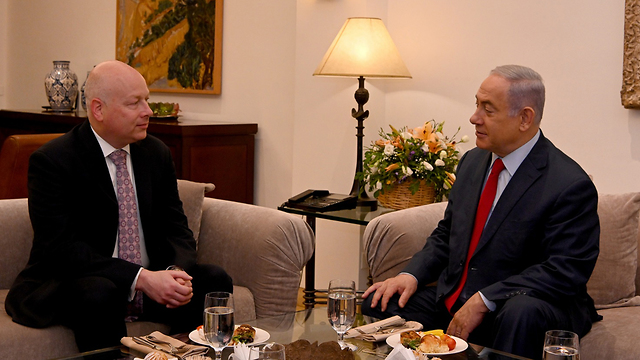 ראש הממשלה בנימין נתניהו נפגש עם השליח ג'ייסון גרינבלט דיון עסקת המאה (צילום: מתי שטרן, שגרירות ארה