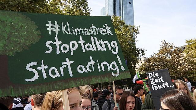 Protests against climate change in Frankfurt (Photo: EPA)