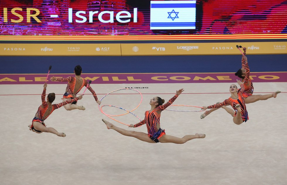 Израильская сборная выполняет упражнение с обручами. Фото: Орен Ахарони