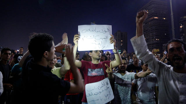 הפגנות במצרים נגד הנשיא א-סיסי (צילום: AFP)