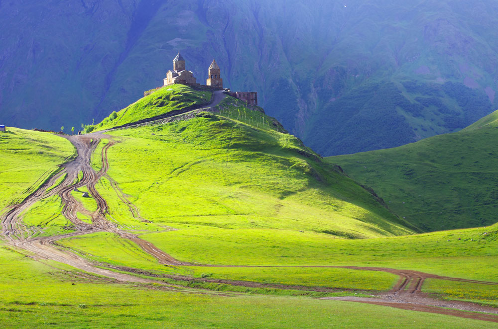 גרגטי. גבעות ירוקות עם מנזרים ציוריים (צילום: לשכת התיירות הגיאורגית)