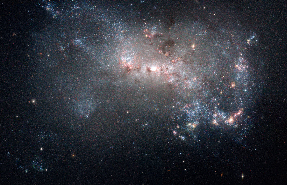 גלקסיה לא-סדורה (צילום: טלסקופ החלל האבל)
