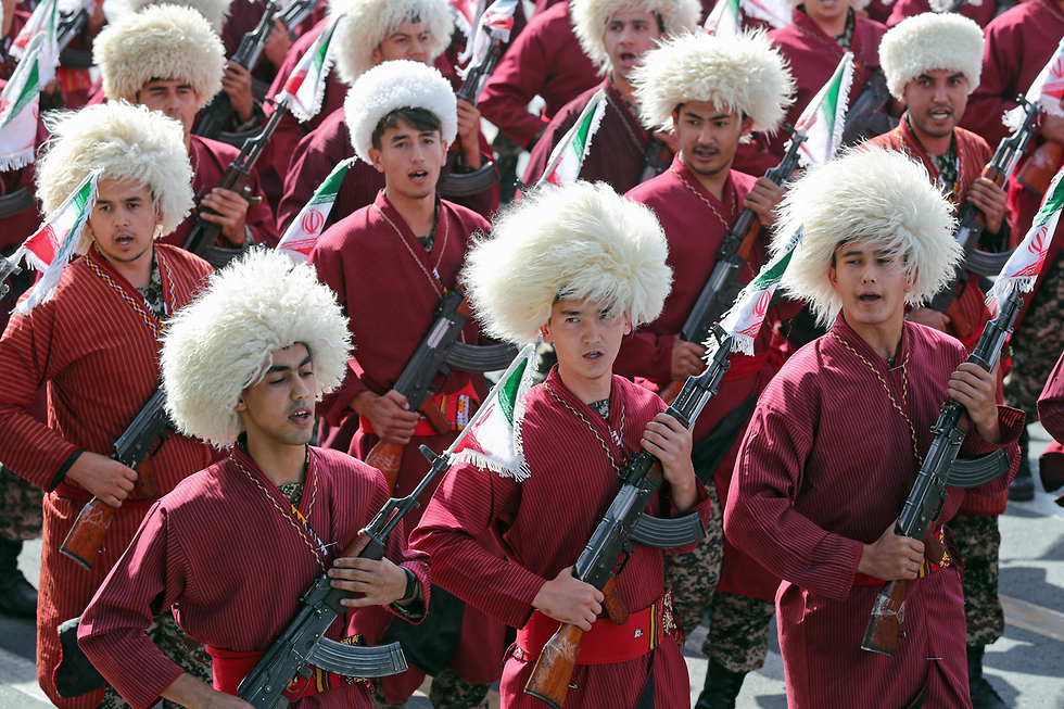 אנשי ה בסיג' הבסיג' טורקעם ב מצעד צבאי ב טהרן איראן (צילום: EPA)