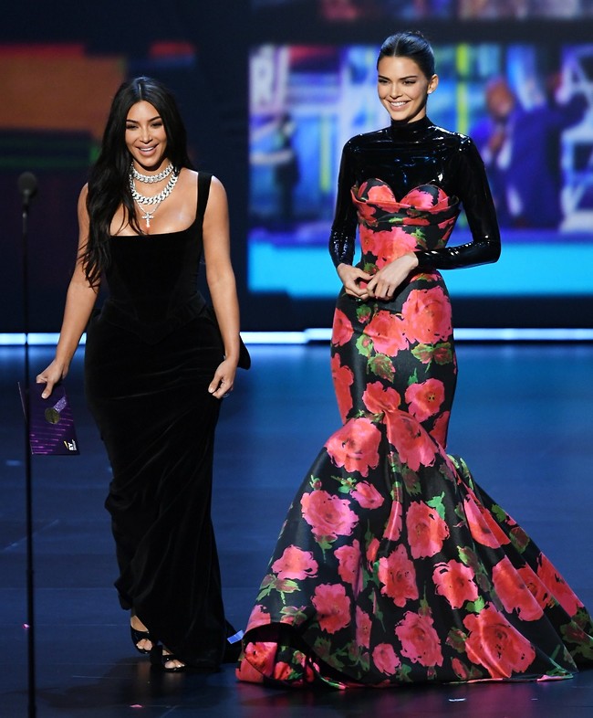 האחיות לבית משפחת הטראש. קים וקנדל (צילום: Gettyimages) האחיות לבית משפחת הטראש. קים וקנדל (צילום: Gettyimages)