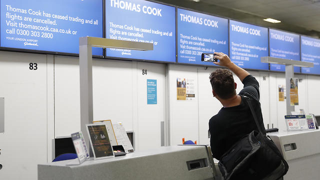 עמדות נטושות של תומאס קוק בנמל התעופה לונדון גטוויק (צילום: AP)