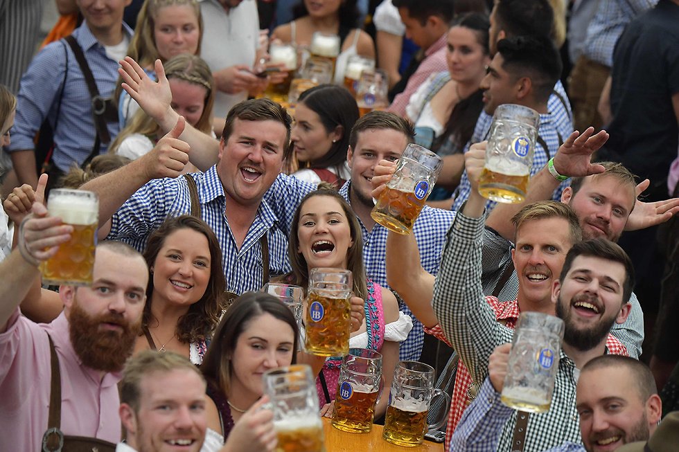 פסטיבל בירה אוקטוברפסט מינכן גרמניה (צילום: AFP)