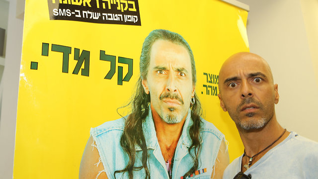 הפרזנטור של מחסני חשמל, אלי פיניש ודמותו בקמפיין (צילום: Jonathan Reif)