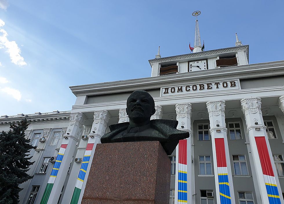 פסלו של לנין מעטר את בניין הבית הסובייטי של טירספול (צילום: רומן ינושבסקי, ערוץ 9)