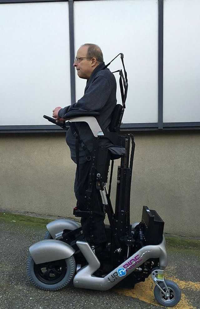 Новое инвалидное кресло позволит инвалиду стоять