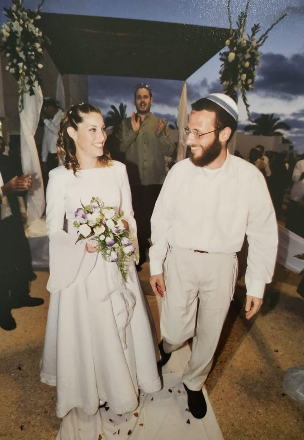 טפת ואורי עמית נישאו באולם השמחות בשנת 2002 (באדיבות המשפחה)