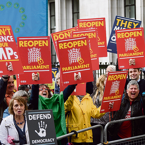 מפגינים מריעים מחוץ לבית המשפט בלונדון, לאחר הפסיקה | צילום: אי־פי־אי
