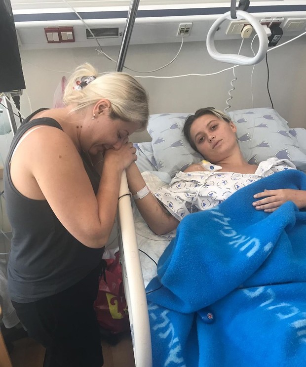  אולגה לצד מיטת בתה בבית החולים (צילום: דוברות איכילוב)