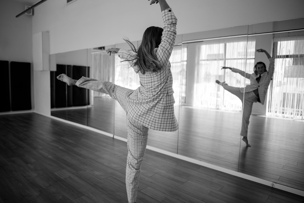 "אני לוקחת שיעורי בלט כי צריך הרבה טכניקה כדי לרקוד שלוש שעות רצופות על עקבים" (צילום: אלון שפרנסקי סטיילינג: מזל חסון)