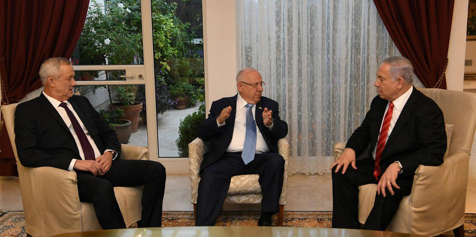 Rivlin (center) alongside premiership hopefuls Gantz (left) and Netanyahu (right) (Photo: Government Press Office)