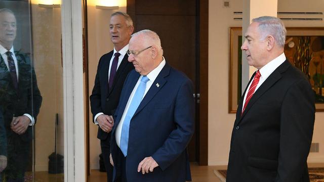Ганц, Ривлин и Нетаниягу в резиденции президента. Фото: Амос Бен-Гершом, ЛААМ