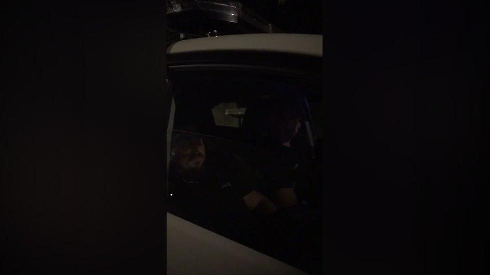 תושבת שכונת נווה שאנן בתל אביב יצאה לטייל עם כלבתה בלילה  ונדהמה לגלות שני פקחים ברכב פיקוח עירוני ישנים ברכב (צילום: גילי סיטון)