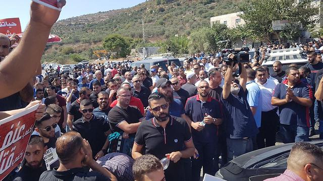 הפגנה מול אום אל פאחם בכביש 65 בעקבות הרצח ()