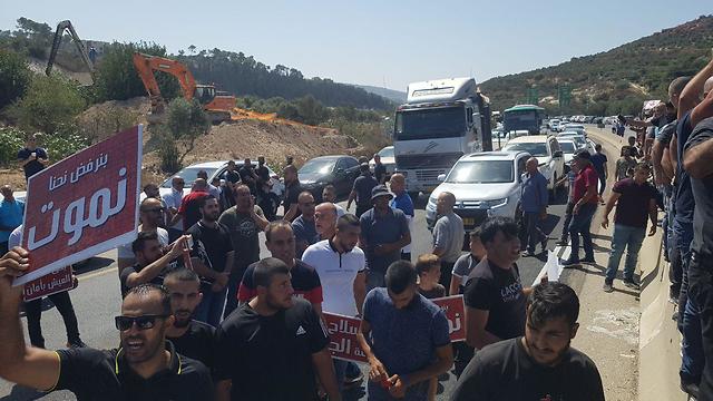 הפגנה מול אום אל פאחם בכביש 65 בעקבות הרצח ()