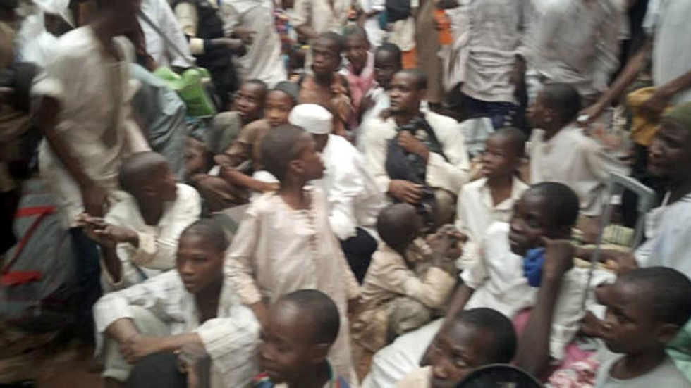חילוץ תלמידים מ בית ספר ל קוראן פנימייה ב קדונה  בניגריה התעללות אונס  (צילום: רויטרס)