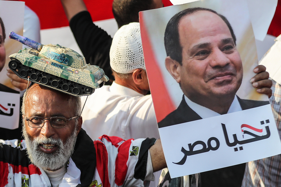 הפגנה בקהיר בעד נשיא מצרים עבד אל-פתאח א-סיסי (צילום: EPA)