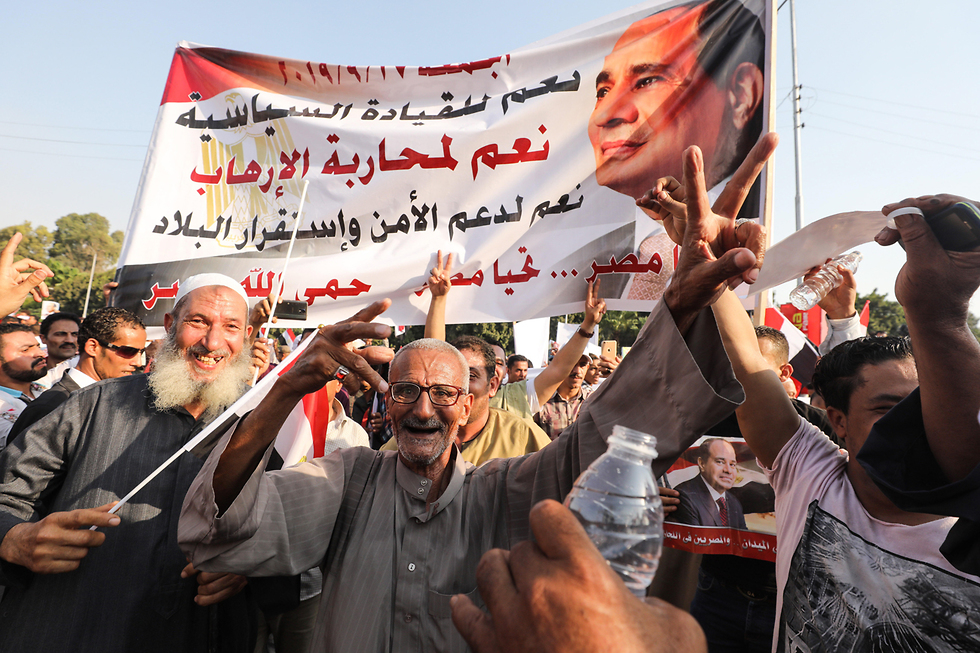 הפגנה בקהיר בעד נשיא מצרים עבד אל-פתאח א-סיסי (צילום: EPA)