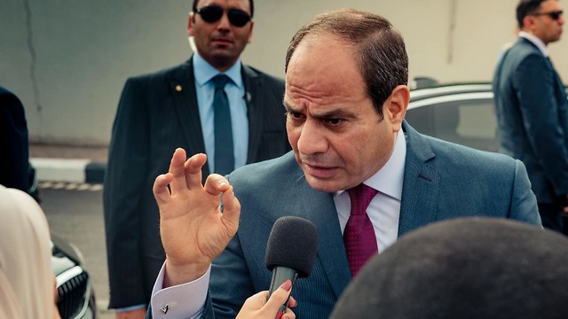 נשיא מצרים עבד אל-פתאח א-סיסי נוחת ב קהיר ()