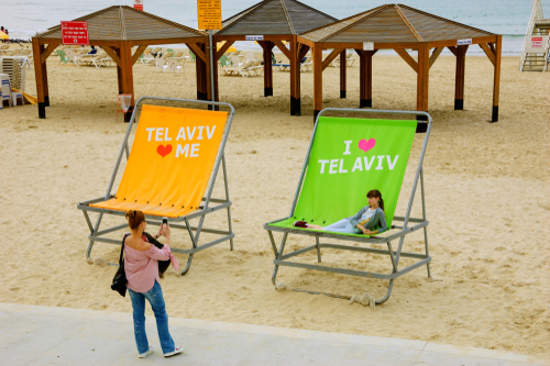 На пляже в Тель-Авиве. Фото: Elena Dijour shutterstock