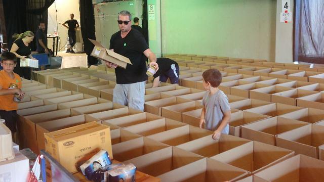 אוכל איסוף אוספים מזון ל ניזקקים ב נמל תל אביב לקראת החג חג ראש השנה  (צילום: מוטי קמחי)