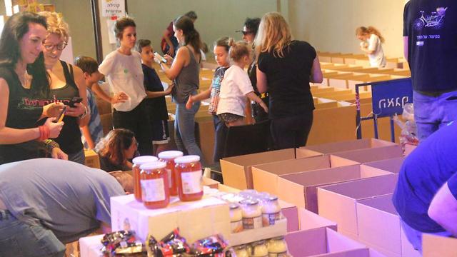 אוכל איסוף אוספים מזון ל ניזקקים ב נמל תל אביב לקראת החג חג ראש השנה  (צילום: מוטי קמחי)