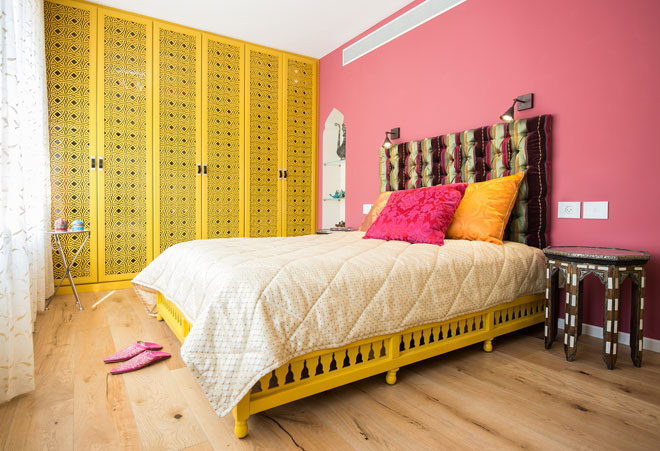ארון של ''ריביירה'' בחדר שינה בסגנון מרוקאי. אמנם בצפון אפריקה, אך שונה מאוד מחלקים אחרים ביבשת