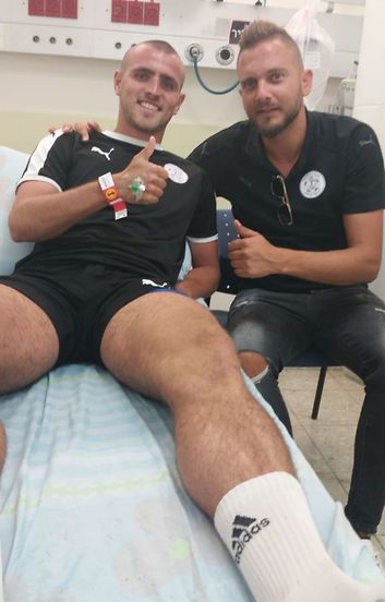 חזוט (משמאל) בבית החולים יחד עם מנכ"ל המועדון יוסי כהן (צילום: פרטי)