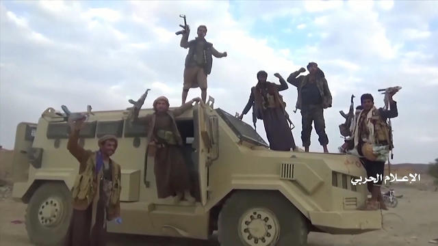 המורדים החות'ים בתימן על רכב סעודי שלטענתם הם השתלטו עליו (צילום: רויטרס)