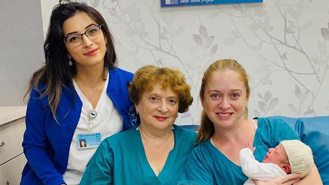 אמא אולגה ו בנה  סבתא לילי ו אחות ב מחלקת יולדות  בית חולים הדסה עין כרם  (צילום: דוברות הדסה)