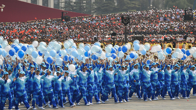 חגיגות ה 70 שנה להקמת סין המודרנית הקומוניסטית ב כיכר טיין אן מן בייג'ינג (צילום: AFP)