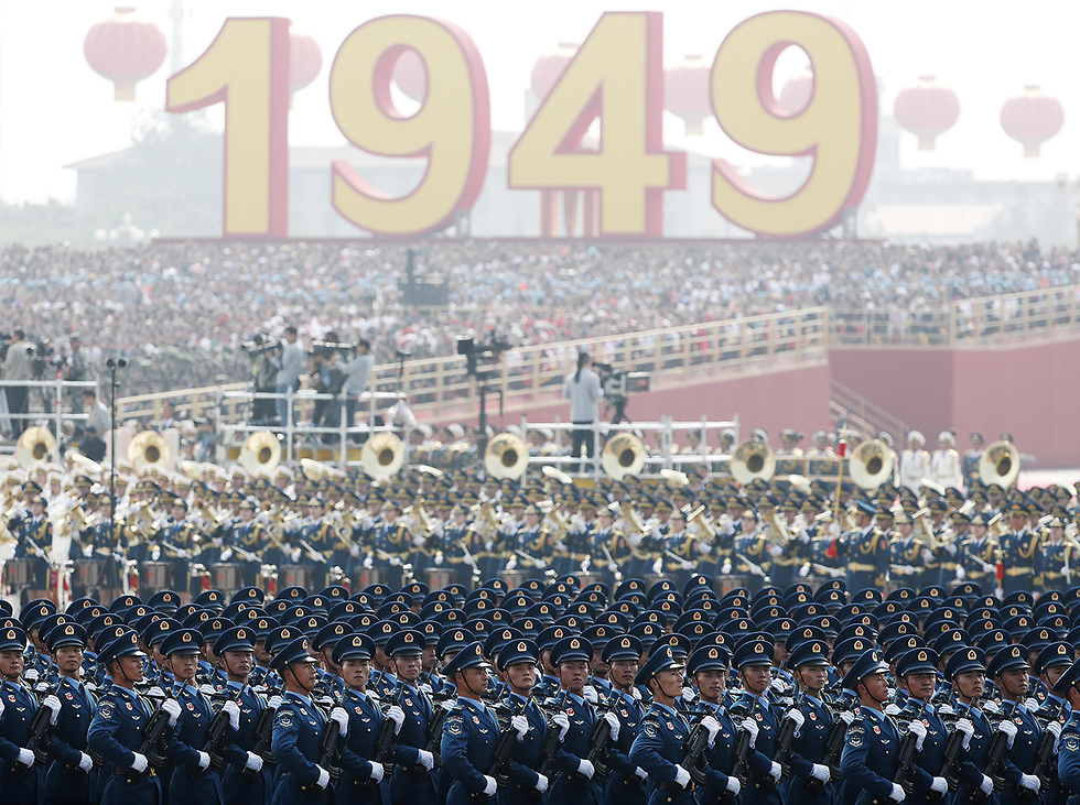 חגיגות ה 70 שנה להקמת סין המודרנית הקומוניסטית ב כיכר טיין אן מן בייג'ינג (צילום: EPA)