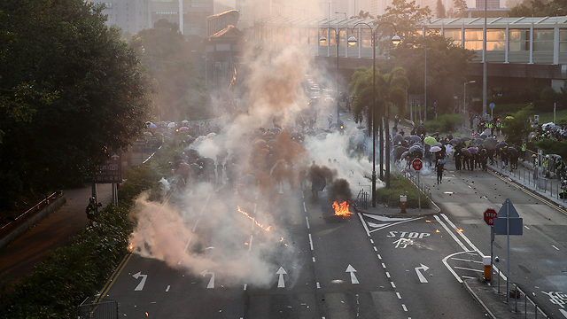 מהומות בהונג קונג  (צילום: EPA)