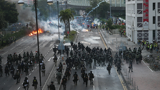 מהומות בהונג קונג  (צילום: EPA)
